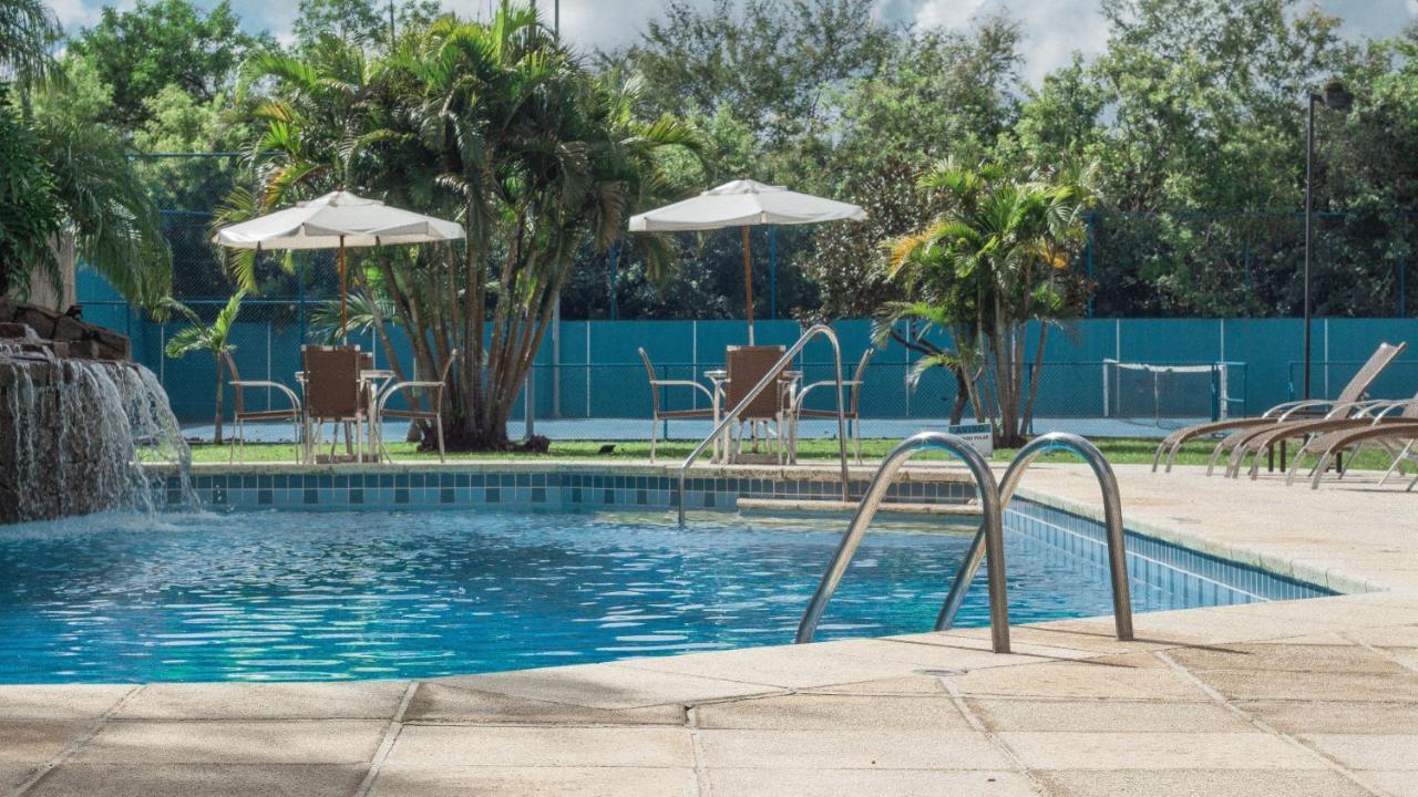 Hotel Deville Prime Porto Alegre Exterior photo Swimming pool at the hotel