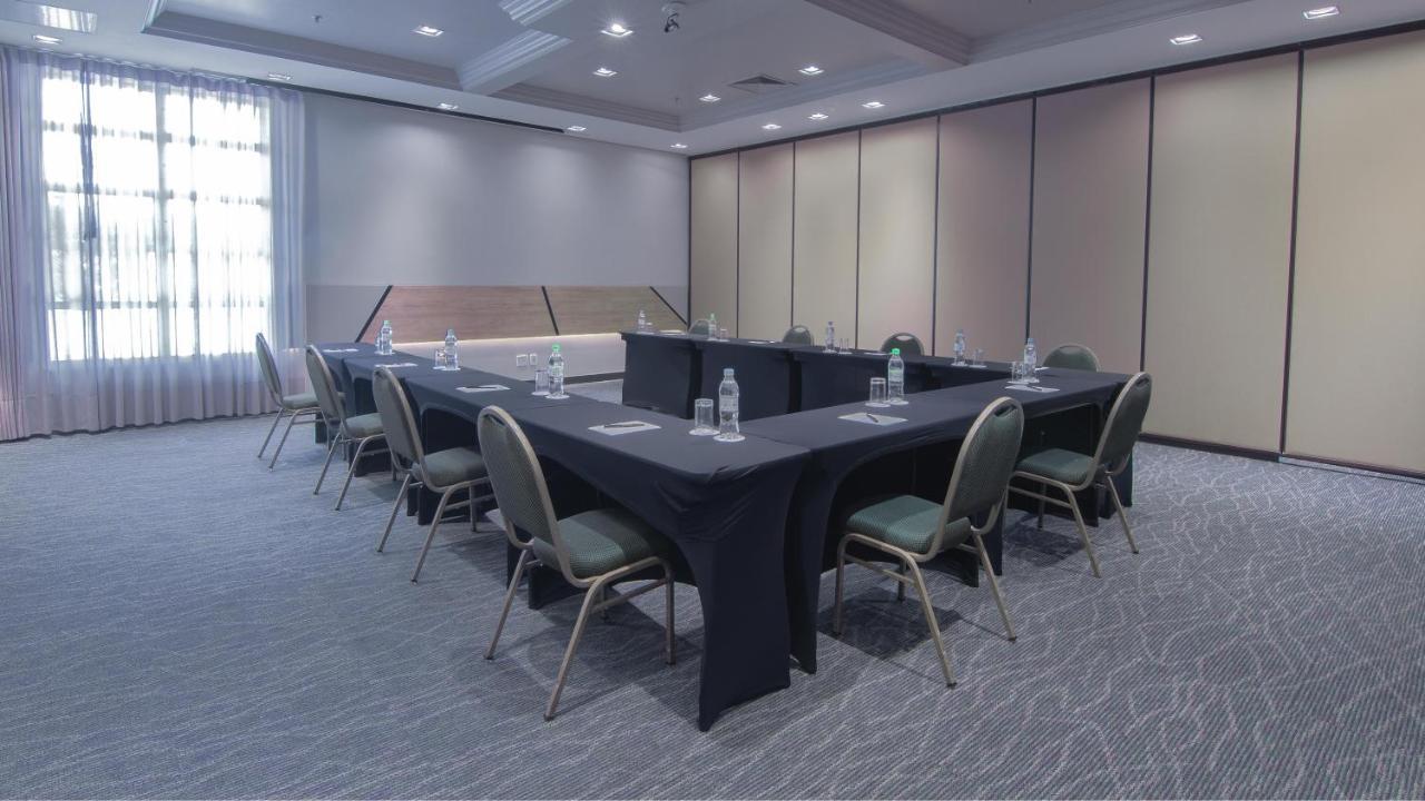 Hotel Deville Prime Porto Alegre Exterior photo A meeting room at the hotel