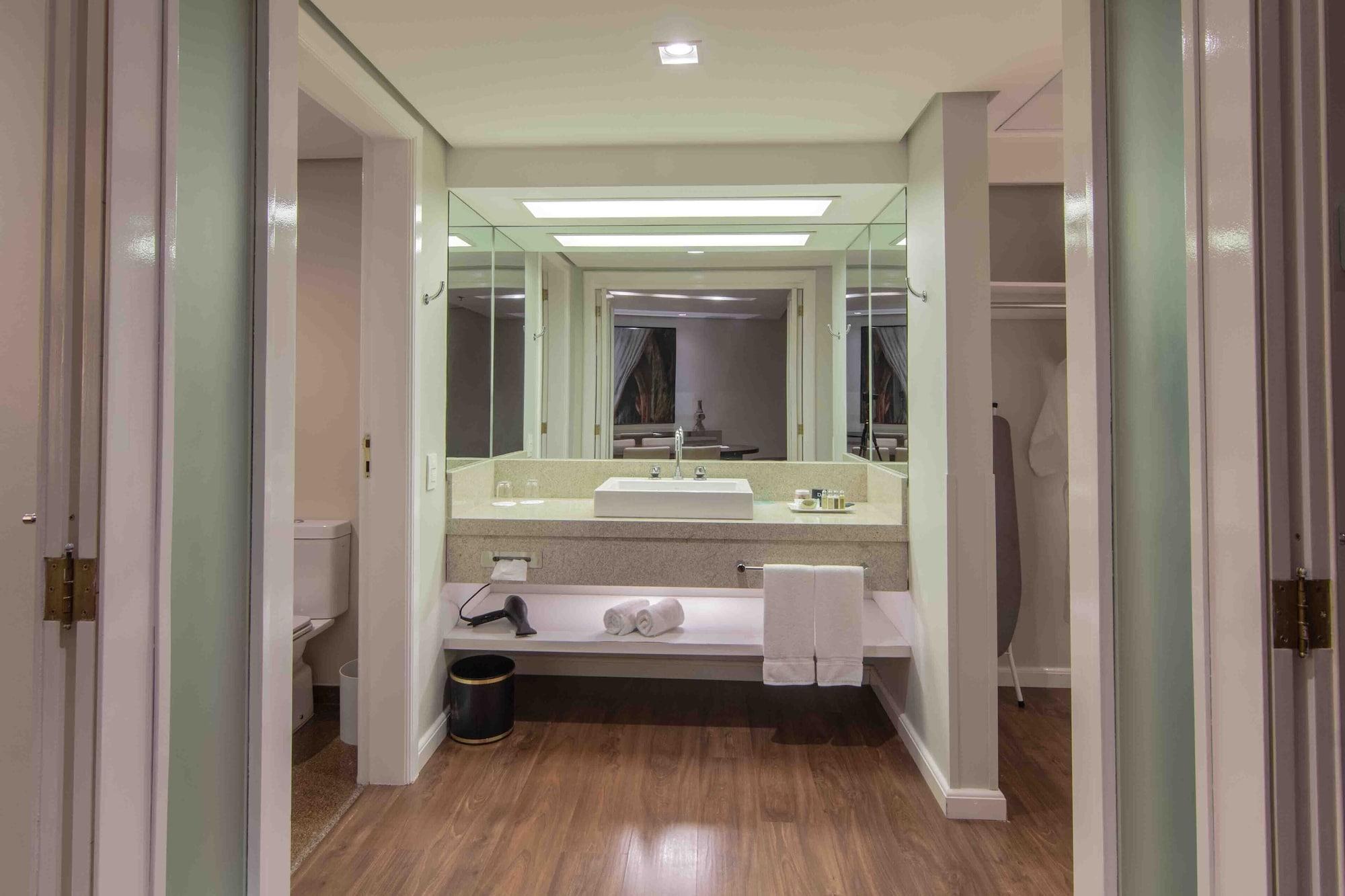 Hotel Deville Prime Porto Alegre Exterior photo Bathroom of a hotel room
